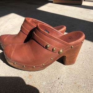 Ugg clogs